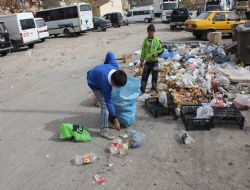 Kimisi bilgisayar, kimisi çöp başında